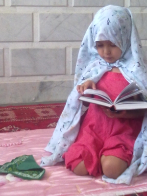 when I pray then my daughter:saba like to do same me :)